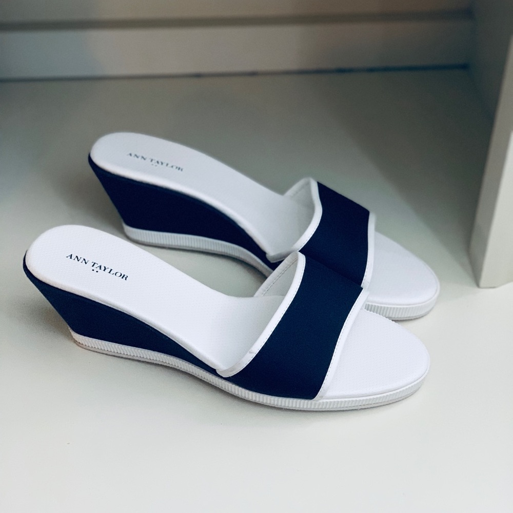 ANN TAYLOR Dark navy & White wedges